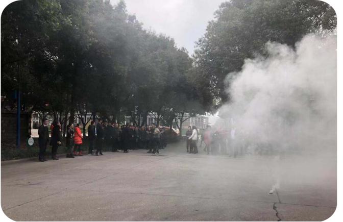 四川天馬玻璃有限公司急救安全知識培訓(xùn)暨應(yīng)急疏散和消防滅火演練活動報道(圖8) 四川天馬玻璃有限公司急救安全知識培訓(xùn)暨應(yīng)急疏散和消防滅火演練活動報道(圖8)