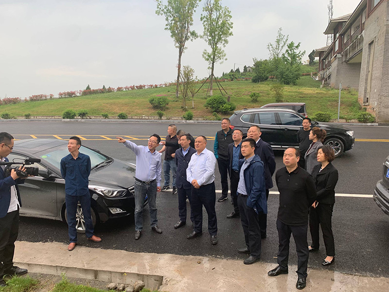 市、縣領(lǐng)導(dǎo)現(xiàn)場(chǎng)調(diào)研天馬50萬(wàn)噸玻瓶項(xiàng)目(圖1)