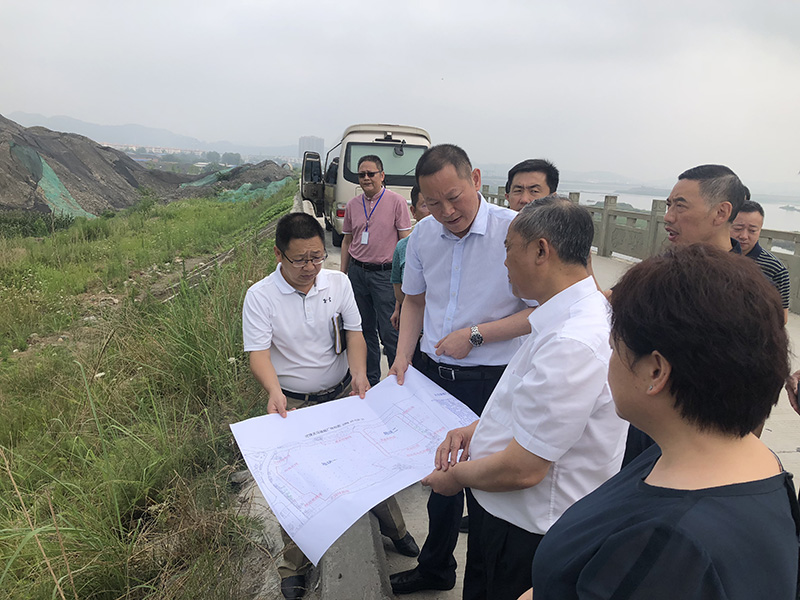 市、縣領(lǐng)導(dǎo)現(xiàn)場(chǎng)調(diào)研天馬50萬(wàn)噸玻瓶項(xiàng)目(圖5)