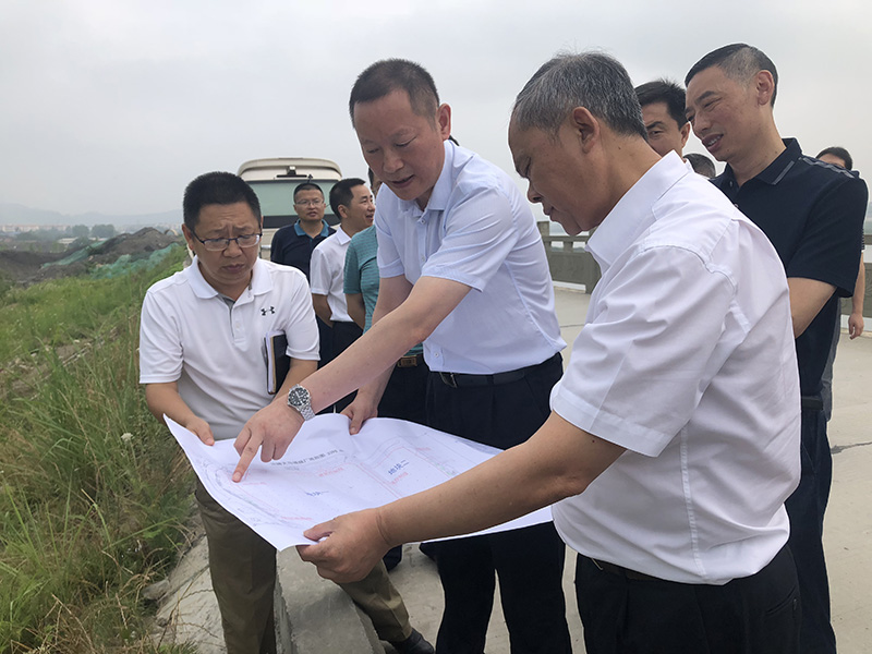 市、縣領(lǐng)導(dǎo)現(xiàn)場(chǎng)調(diào)研天馬50萬(wàn)噸玻瓶項(xiàng)目(圖6)